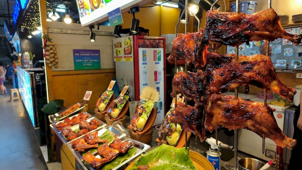 この活気あるフードコートで、新鮮なシーフードからフュージョンタコスまで、ライブ音楽と素晴らしい雰囲気の中であらゆるものを試してみてください